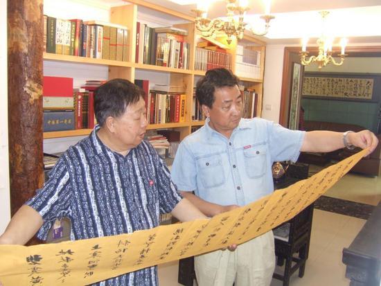 姜昆与马季欣赏书法