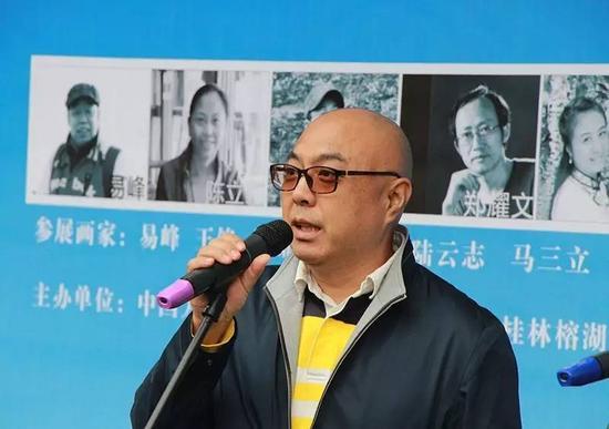 桂林榕湖美术馆馆长吴显卫宣布画展开幕