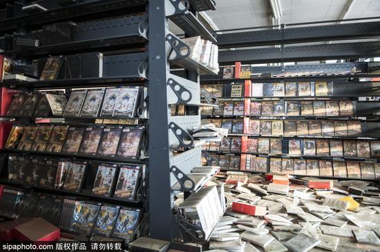 图为影碟出租店。
