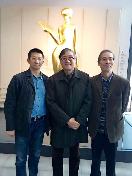 11月2日,臧跃军个展开幕后,中央美术学院前院长潘公凯教授对其创作给予指导