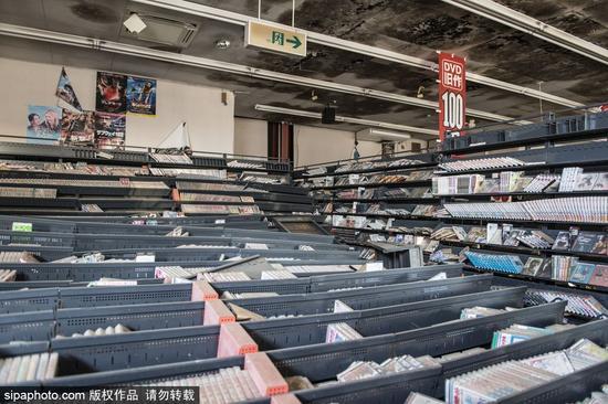 图为影碟出租店。