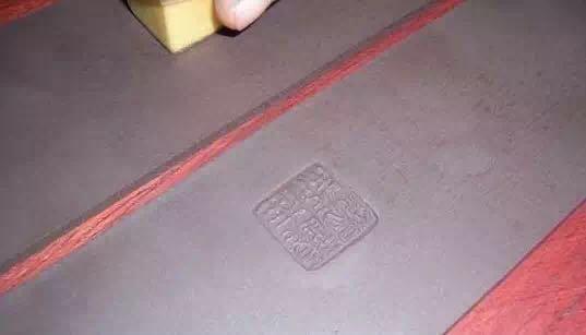 (在打好的泥条上敲内章)