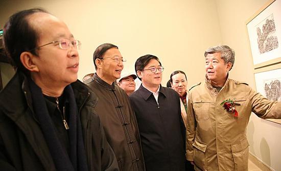 王界山为左中一(左1)、周涛(左2)、徐里(左3)等讲解画作
