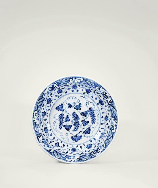 明永乐 青花缠枝花卉葡萄纹海浪折沿大盘 D:37.5cm RMB: 4,600,000-6,000,000