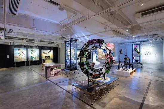 K11基金会在2016香港巴塞尔艺博会期间香港临时展厅展出的《黑客空间》(Hack Space)。图片:Courtesy of the K11 Art Foundation