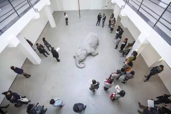 外滩美术馆“巴尔提·卡尔:轻罪“展览现场。图片:Via Rockbund Museum website