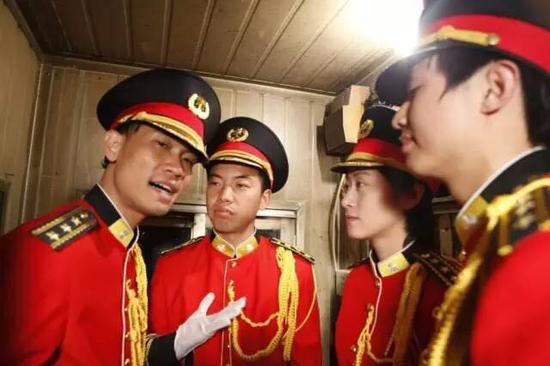 胡向前,《劳动之歌 I 晚间》(The Labor Song I Night,2016)。图片:Courtesy Shanghai Biennale