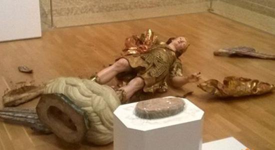 现场目击者努诺拍下被破坏後的‘大天使米迦勒’雕塑。