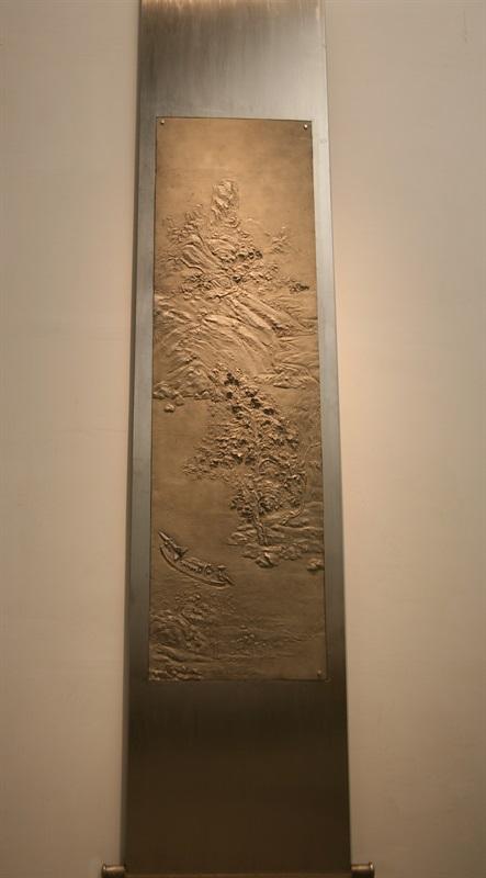 李向群 《江山》-1 Landscape-1尺寸Size: 340cm×92cm×1.6cm 材质Material:白铜 Cupronickel 2012