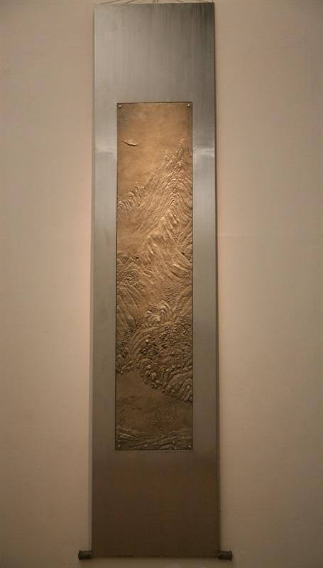 李向群 《江山》-2 Landscape-2 尺寸Size:340cm×92cm×1.6cm 材质Material:白铜 Cupronickel 2012
