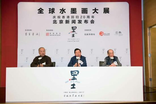 左起:中港台水墨画坛代表(左起)刘国松先生、刘大为先生及王无邪先生阐述‘全球水墨画大展’对推广水墨艺术的意义。