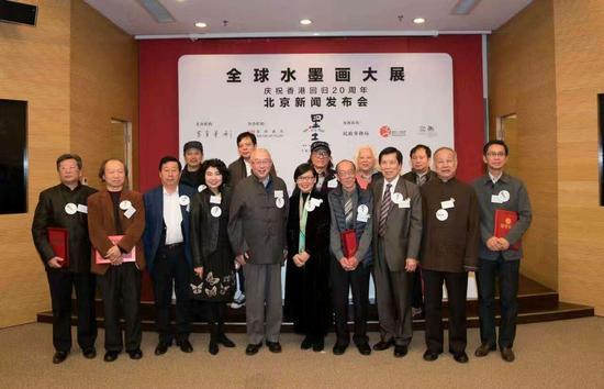 前财政部长项怀诚先生(前排左五)颁发聘书予众‘全球水墨画大展’顾问委员后与嘉宾们拍照留念。