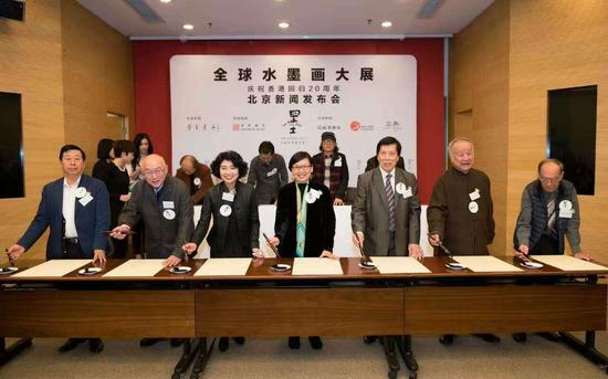 前排左起:中国美术家协会主席刘大为先生、前财政部长项怀诚先生、艺育菁英基金会主席方黄吉雯女士、香港特区民政事务局副局长许晓晖女士、“全球水墨画大展”策展人郭浩满博士、台湾现代水墨之父刘国松先生及香港水墨大师王无邪先生即席挥毫写出‘墨’字,寓意‘全球水墨画大展’包涵全球不同的主题和风格的水墨画作。