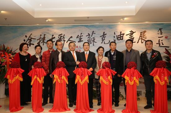 嘉宾合影(从左至右:本次展览的画家苏克先生的夫人、国家认监委工会主席金安妮女士,北京祥德投资管理有限公司董事长刘秉军先生,著名演员舒耀瑄先生,北京艺德环球投资有限公司董事长肖岗先生,本次展览的画家苏克先生,北京市政协委员、著名书画家淳一先生,八一电影制片厂副厂长颜品先生,国家一级演员、制片人、中国国家话剧院国话影视文化传媒有限公司董事长许文广先生)