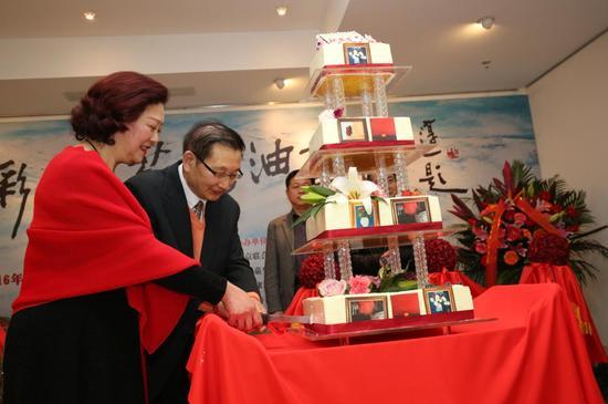 油画家苏克先生及夫人周英切生日蛋糕