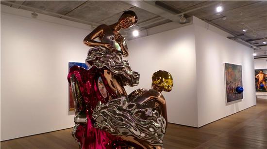 《芭蕾舞伶》,杰夫·昆斯,镜面抛光不锈钢、透明彩色喷漆,2010-2014年。图片来源:汪珂宇