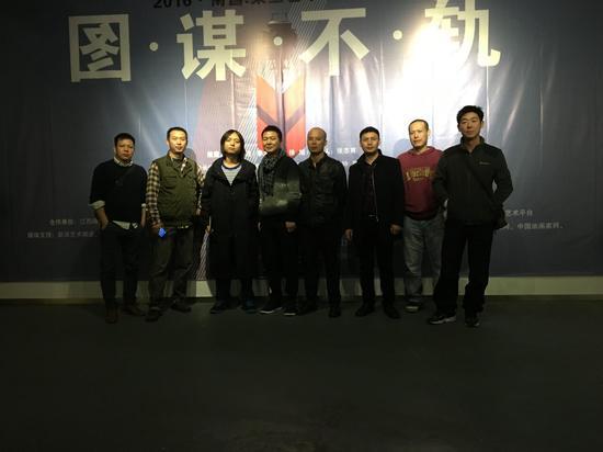 左起:参展嘉宾王勇先生、艺术家虞敏、批评家郝青松博士、艺术家邓坤、傅慧琳、匡全农、冷绍强、胡亚希在开幕现场合影