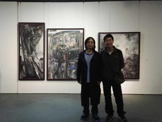 郝青松博士与参展艺术家胡亚希先生在其作品前留影