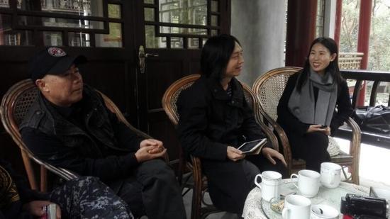 三位学者在庐山研讨会上与艺术家互动
