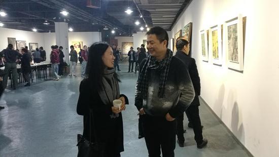 艾蕾尔博士与参展艺术家邓坤先生在1号展厅讨论作品