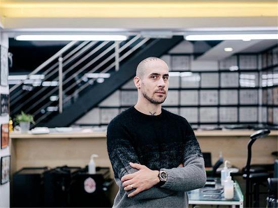 伦敦文身艺术家Maxime Buchi在 Sang Bleu纹身工作室中。图片来源:Tom Jamieson for The New York Times