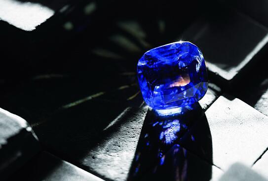 蓝宝石 尺寸:13.18×12.43×8.61mm 重量:14.14ct 颜色:蓝色 琢型:枕形明亮琢型 产地:斯里兰卡