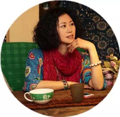 张静,又名译元,中国工艺美术学会会员,江苏省工艺美术学会会员,国家级工艺美术师,1969年出生于宜兴蜀山,陶艺世家,其父张树林为宜兴紫砂厂资深工艺美术师,自幼耳濡目染随父学艺,对紫砂艺术有着执着的追求和梦想,86年考入紫砂工艺厂,师从高级工艺美术师陈国良学艺,练就了扎实的传统制作工艺,并得到工艺美术师周定芳老师指导。1994年进中央工艺美院深造,更具备了传统创新的设计能力,擅长各种光货素器,筋纹器等,2006年中国工艺美术高级研修班学习结业。作品风格清晰自然,端庄逸秀,深得行家喜爱和业内好评。