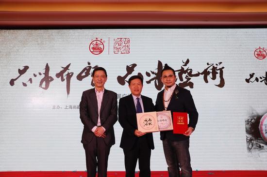 杨尚燃、韩回之与中拍捐赠者合影