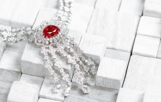 18K金镶红宝石项牌 重量:主石重/数:3.02ct/1 配石重/数:10.10ct/539 总重:44.714g 颜色:鸽血红 产地:缅甸 证书:GRS证书