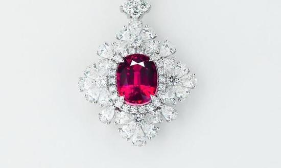 18K金镶红宝石项坠 重量:主石重/数:2.42ct/1 配石重/数:2.079ct/57 总重:5.26g 颜色:鸽血红 产地:莫桑比克 证书:GRS证书