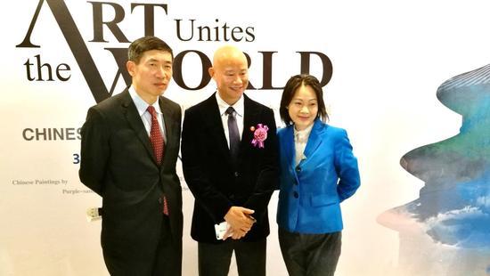 联合国助理秘书长徐浩良(左一)与中国陶瓷艺术大师吕俊杰(中)合影