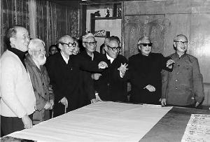 关良(左三)与朱屺瞻(左二)、谢稚柳、应野平、陈大羽等画家在一起