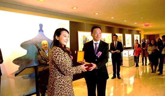 联合国中国书会会长 嵇晓薇(左一)中华社会文化发展基金会艺术总监夏斯均(右一)