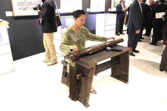 国际青年古琴演奏家吕皎月的现场演奏更为展览增添古雅韵味