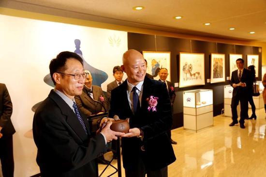 联合国中文组组长何勇博士(左一)中国陶瓷艺术大师吕俊杰(右一)
