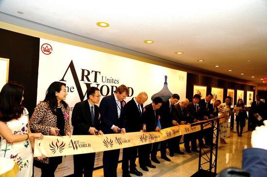嘉宾为展览剪彩(左起:嵇晓薇、何勇、MartijnDalhuijsen、吕俊杰、刘大为、徐浩良、Efrain Gonzales、李立言、夏斯均、占万龙)