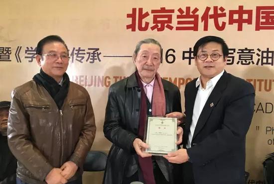 徐里向袁运生颁发聘书