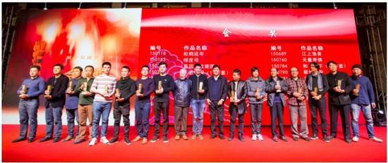2016年“天工奖”颁奖现场,获奖者们同台合影留念。