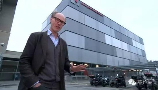 BBC视频中站在自由港仓库大楼外的Gompertz