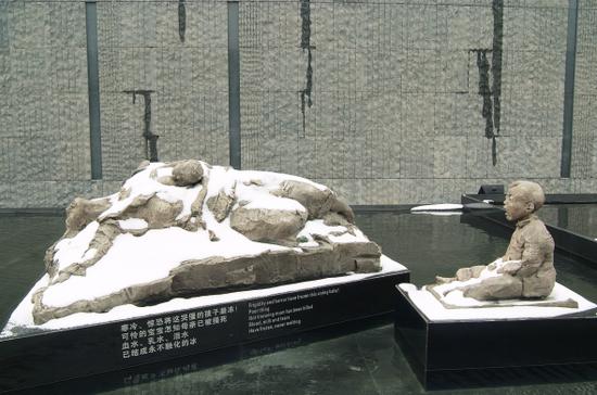 作品现场照片 《逃难之八——最后一滴奶》