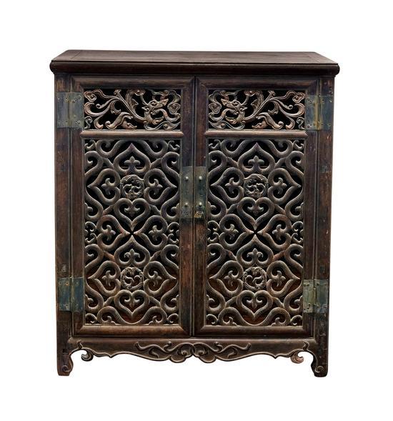 Lot 282 明 黄花梨雕螭龙四簇云纹小柜 50×36×57cm 估价:800,000 - 1,500,000 RMB