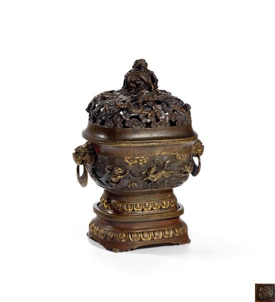 Lot 488 清乾隆 铜鎏金海水瑞兽纹方炉 高17.5cm 款识:“大明宣德年制”款 估价:180,000 - 250,000 RMB