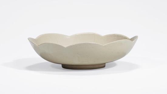 Lot 105 明 白釉划花葵口茶盘 径18cm 估价:120,000 - 200,000 RMB