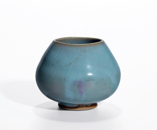 Lot 129 明 钧窑鸡心茶罐 高8cm 估价:350,000 - 550,000 RMB