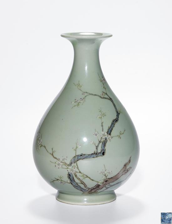 Lot152 清乾隆 豆青釉粉彩梅花玉壶春瓶 高27cm 款识:“大清乾隆年制”款 估价:1,200,000 - 2,000,000 RMB