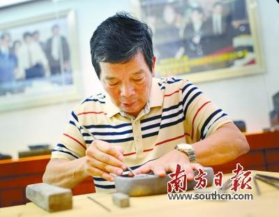 黎铿在雕刻端砚。南方日报记者 肖雄 摄