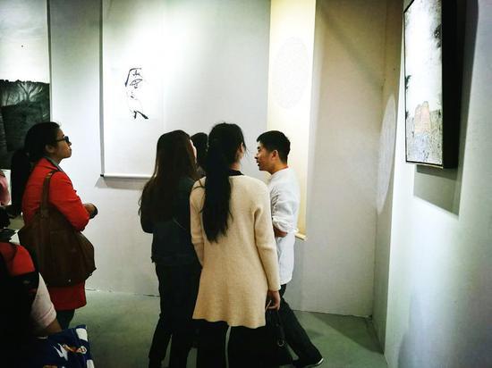 逆向蔓延---“后宋庄”2016全国新水墨提名展策展人杨毅达先生为艺术爱好者介绍艺术品