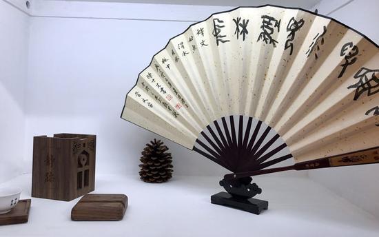来自中国文字博物馆的扇子,扇面由甲骨文文字点缀而成。新华社记者胡林果摄。