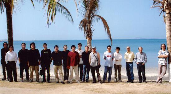 2006年2月,上海抽象艺术高峰论坛在三亚举行。参加高峰论坛的部分画家和评论家们(左起:王劼音、丁乙、陆云华、黄渊青、申凡、卢治平、李旭、许德民、陈墙、薛松、王远、朱其、胡伟达、赵渭凉、周长江、孙良