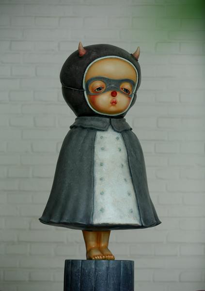 《我想强大起来,保护我在乎的人》玻璃钢 丙烯着色 90cmX38cmX40cm 2012年